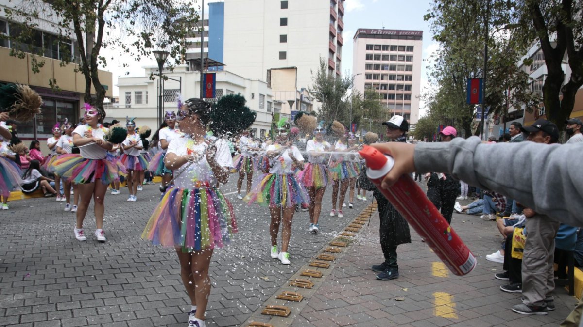 Centro. El desfile de La Mariscal recorrió desde la av. Patria a la Colón. Las comparsas se llevaron los aplausos.