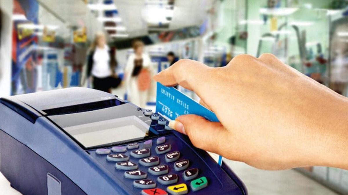 Tecnología.- Una persona paga sus compras con tarjeta de débito.