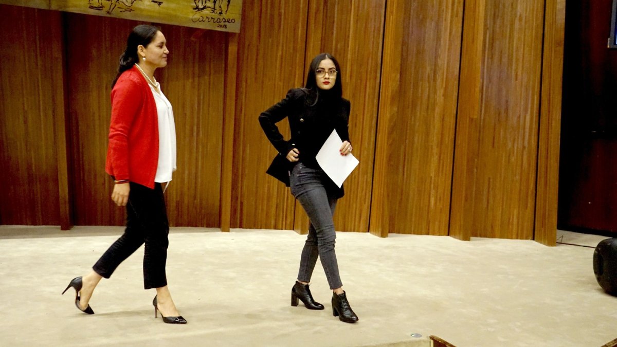 Conspiradoras. Mireya Pazmiño y Viviana Veloz, vicepresidenta y presidenta de la comisión, ya lo tienen todo decidido: el presidente es culpable.