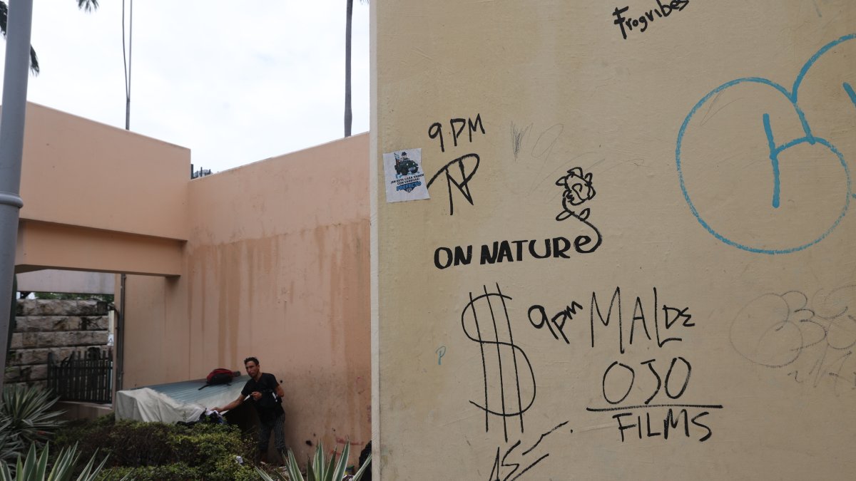 Atrás del busto al Che Guevara un hombre ha levantado una choza. Alrededor también botan basura.