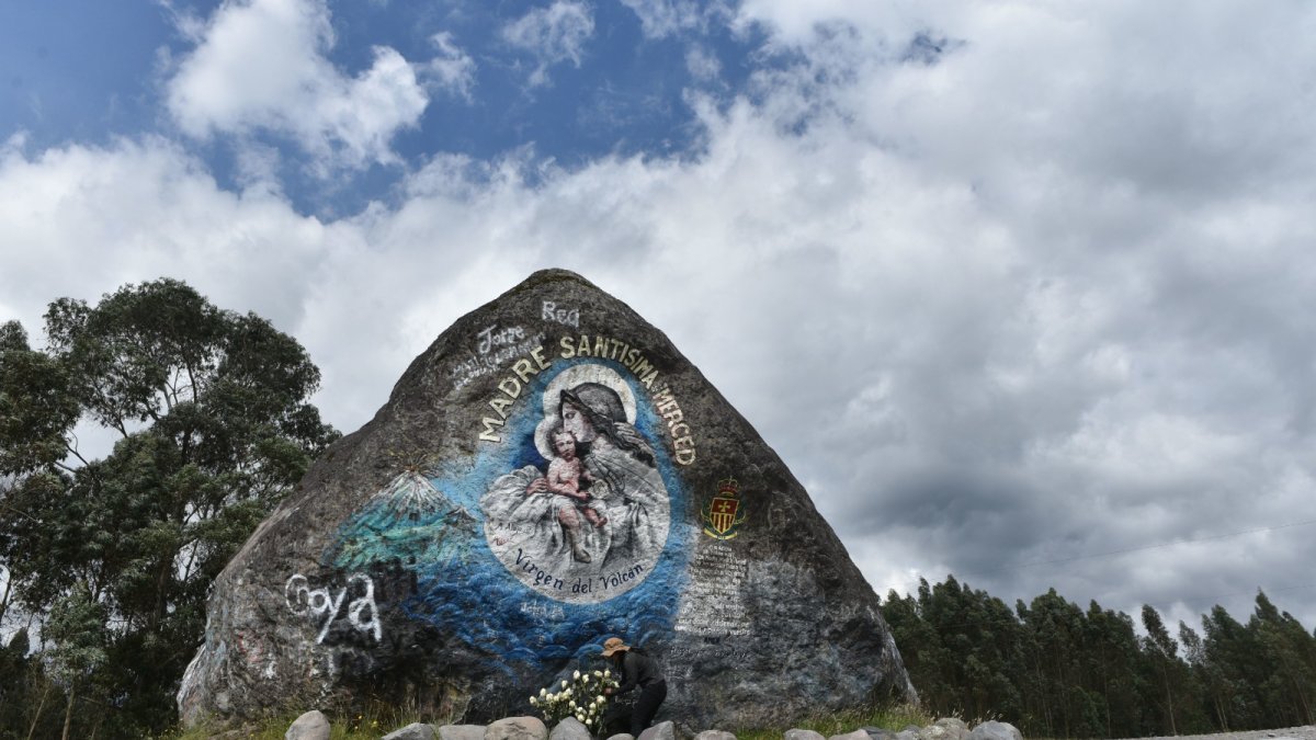 Arte. La imagen de la Virgen de la Merced que fue tallada en ella es porque se la considerada la protectora del volcán y patrona de los lugareños.
