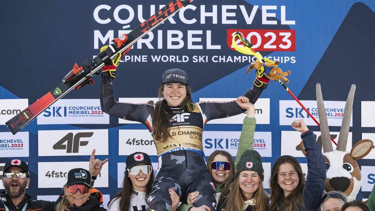 La canadiense es levantada en hombros por su equipo, tras el oro.