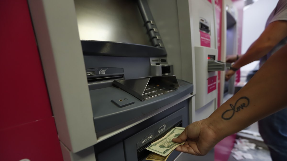 Servicio. Los cajeros sirvieron en la tarde de ayer, en un banco en Urdesa.