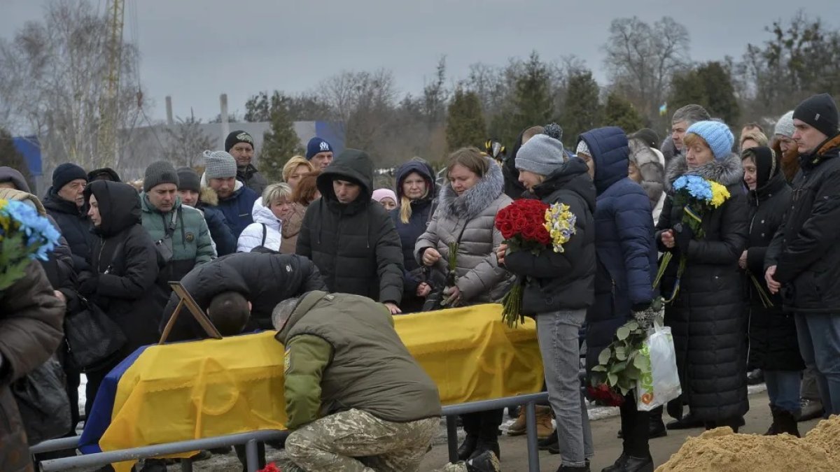 Gente refugiada en el metro de Kiev.