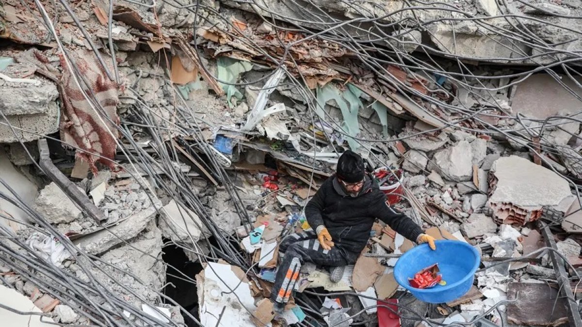 Un hombre busca entre los escombros de edificios tras el terremoto de Turquía