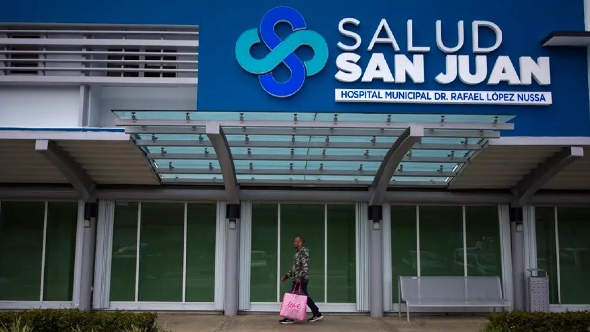 Un hombre camina frente al Hospital Municipal Dr. Rafael López Nussa del centro médico Salud San Juan en San Juan, el 19 de enero de 2023, en San Juan (Puerto Rico).