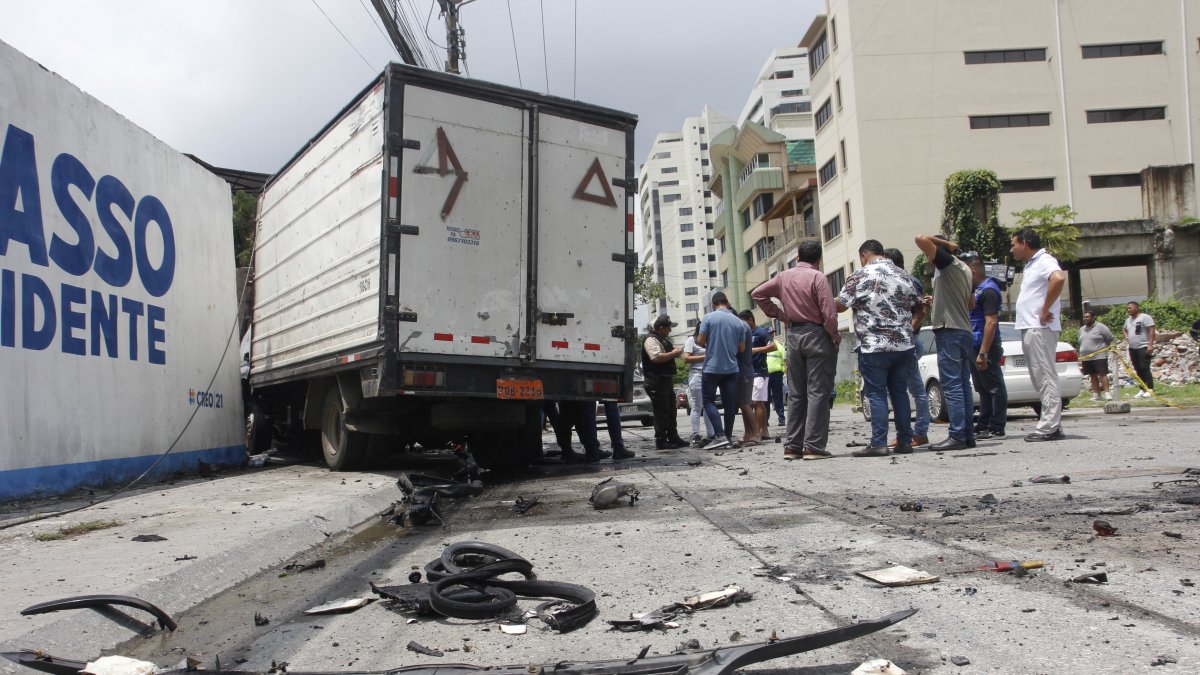 El automotor se incendió y luego estalló en la parte frontal, quedando muy afectado.