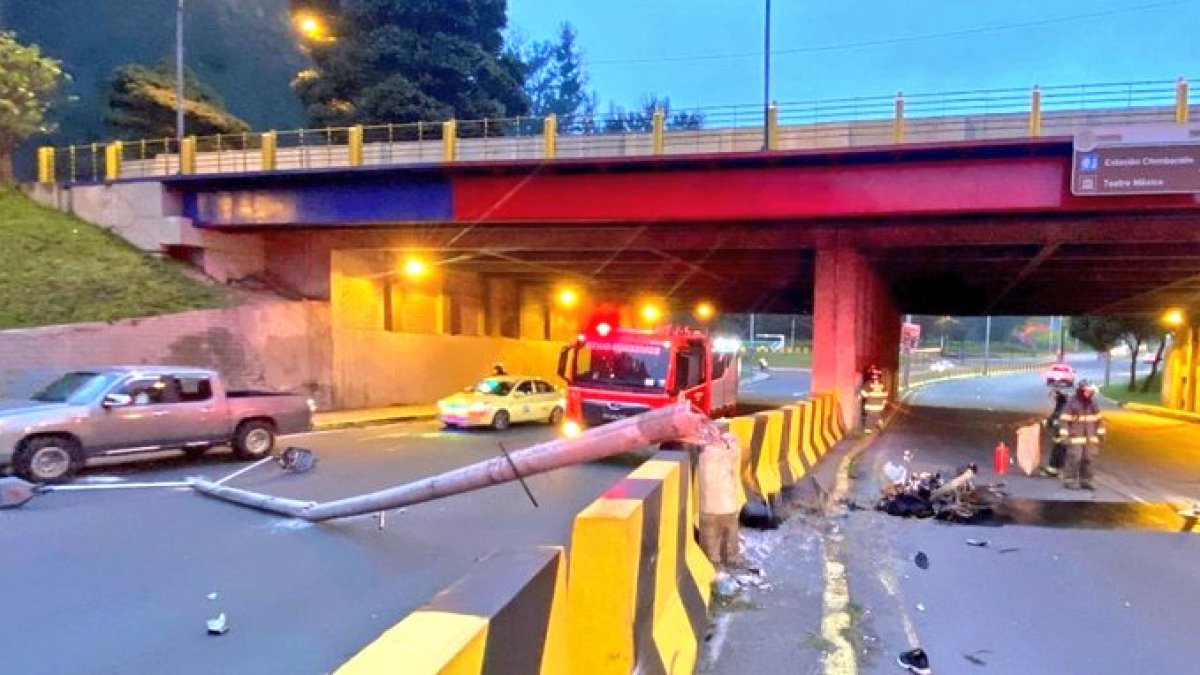 Aparatoso. El conductor chocó su auto contra un poste de luz.