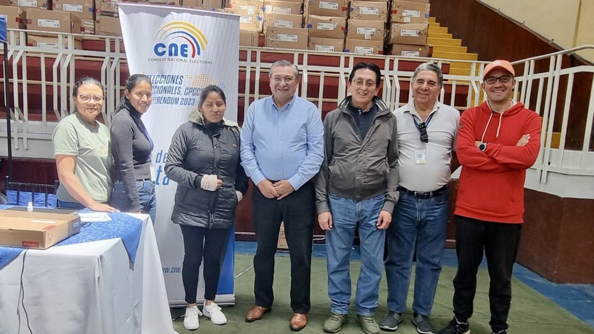 El consejero José Cabrera con los miembros de la mesa electoral en el procesamiento de las actas de escrutinio.