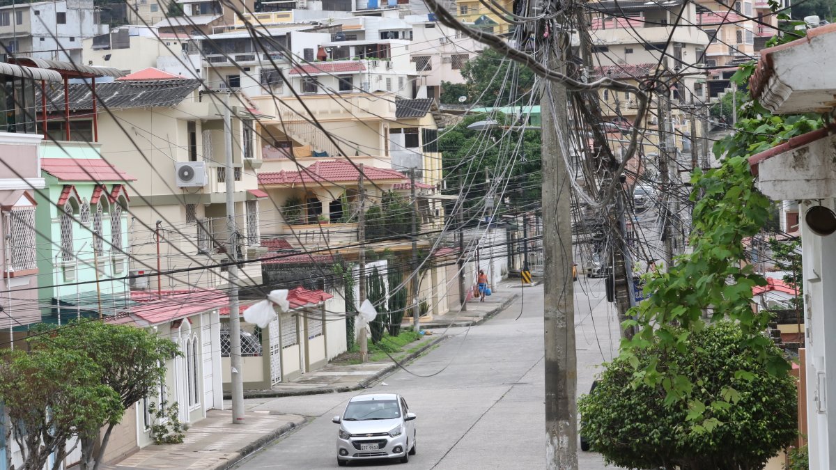 Las avenidas Velasco Ibarra  y Agustín Queirolo, de la ciudadela Bellavista, están enredadas por cables.