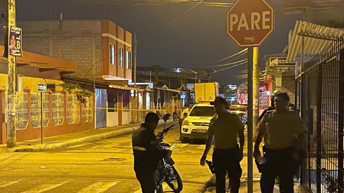 Sentado en el portal de una casa, así quedó el cuerpo de un sujeto al que le propinaron 18 disparos.