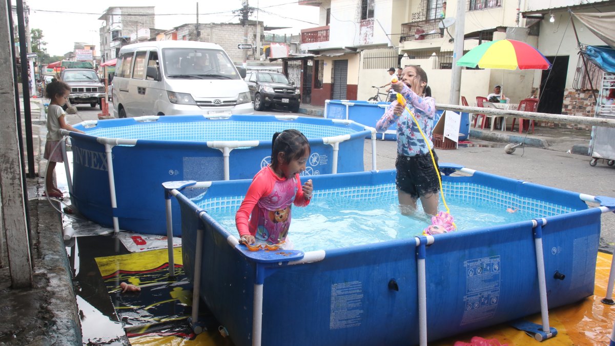 Las piscinas inflables son una opción para divertirse, pero representan desperdicio de agua.