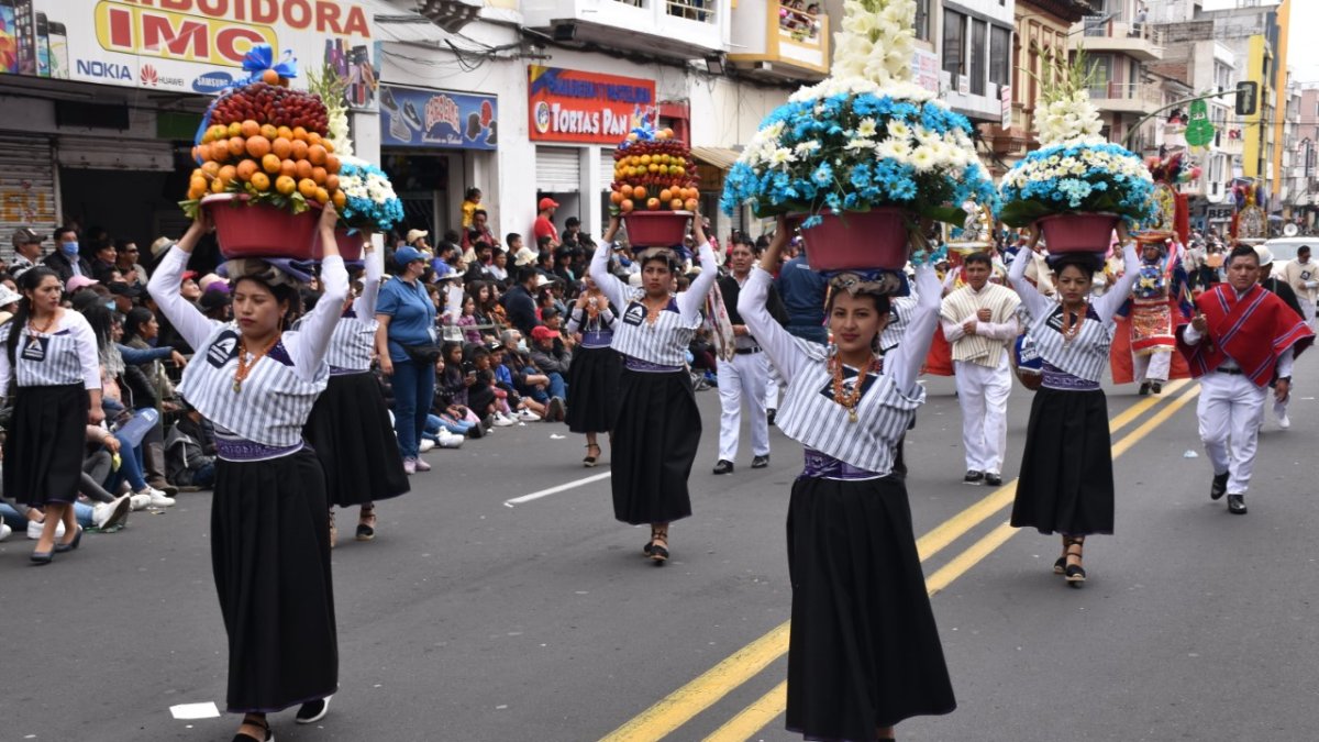 Los diseños de las fiestas tradicionales se observó en otra carroza gigante.