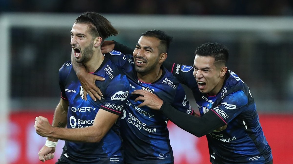 El delantero de Independiente del Valle Lautaro Díaz (i) festeja una anotación junto al volante Júnior Sornoza (c) y extremo Matías Fernández (d). 