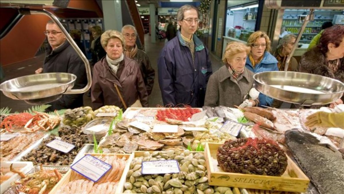 Comercio.- Un grupo de personas comprando en un supermercado en España.