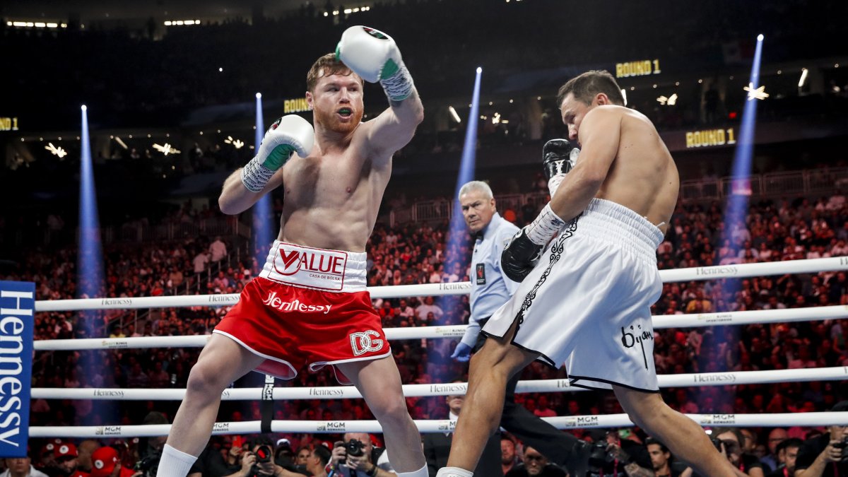 Saul 'Canelo' Alvarez (i) en uno de sus últimos combates del año pasado ante Golovkin.