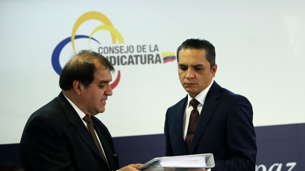 Wilman Terán  recibe información del expresidente temporal  Álvaro Román Márquez.