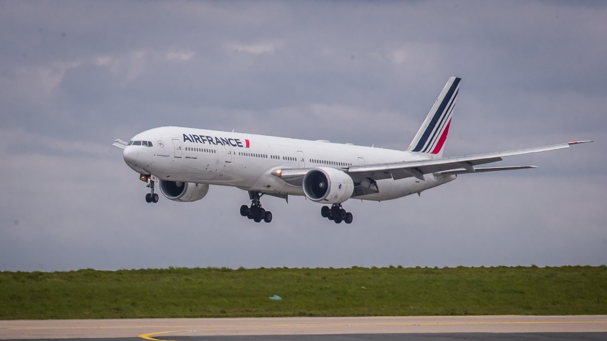 Avión.- Un Boeing 777 de Air France se dispone a aterrizar en el aeropuerto Roissy, cerca de París.