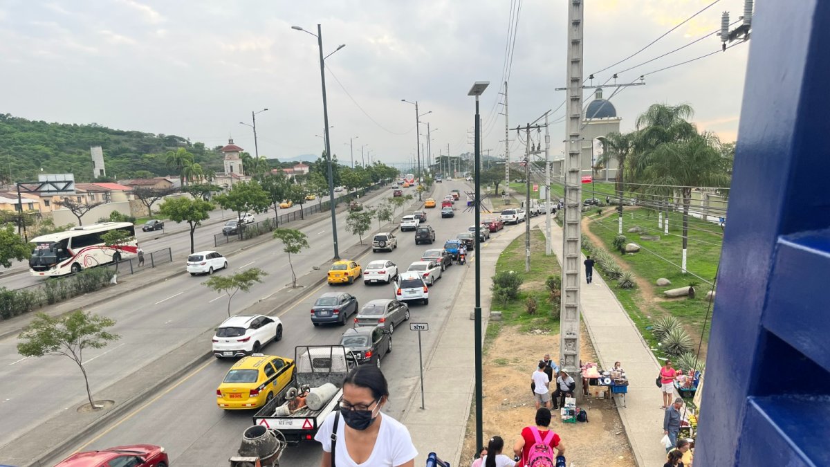 La hilera de carros que intenta ingresar a la urbanización llega hasta la vía principal.