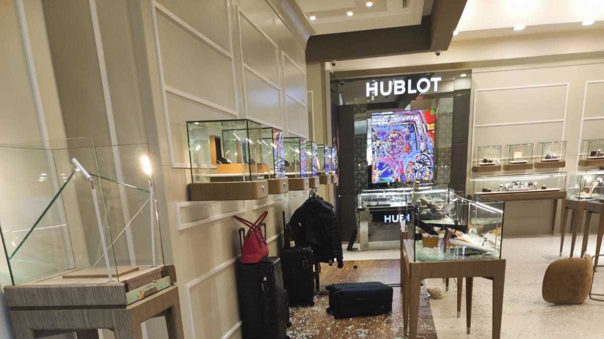 Las vitrinas de la joyería fueron destrozadas por los ladrones para sacar la mayor cantidad de objetos.