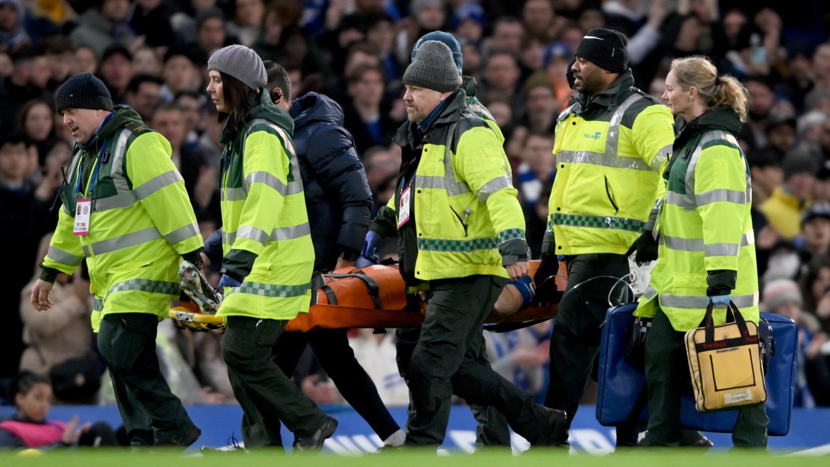 Cesar Azpilicueta, defensor del Chelsea, retirado del campo de juego.