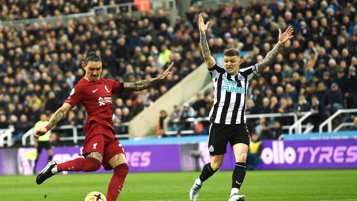 Darwin Nunez (i), delantero del Liverpool,  marcó el 1-0 frente al Newcastle. 