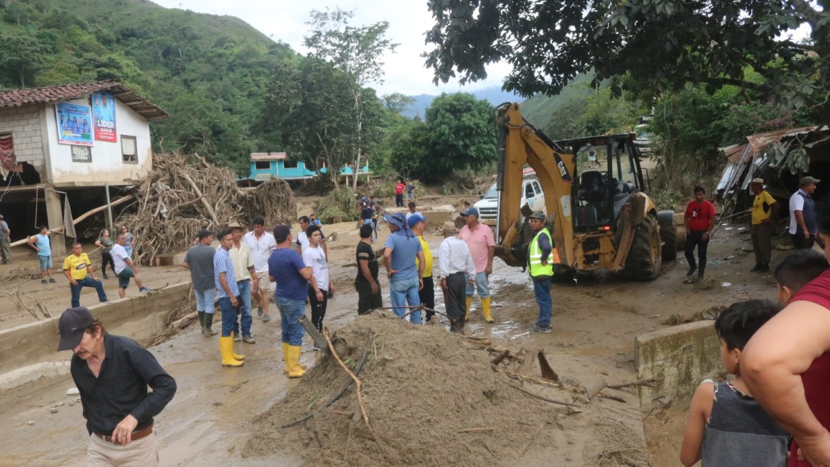 Maquinaria municipal y de la prefectura realizaron trabajo de limpieza junto a las comunidades.