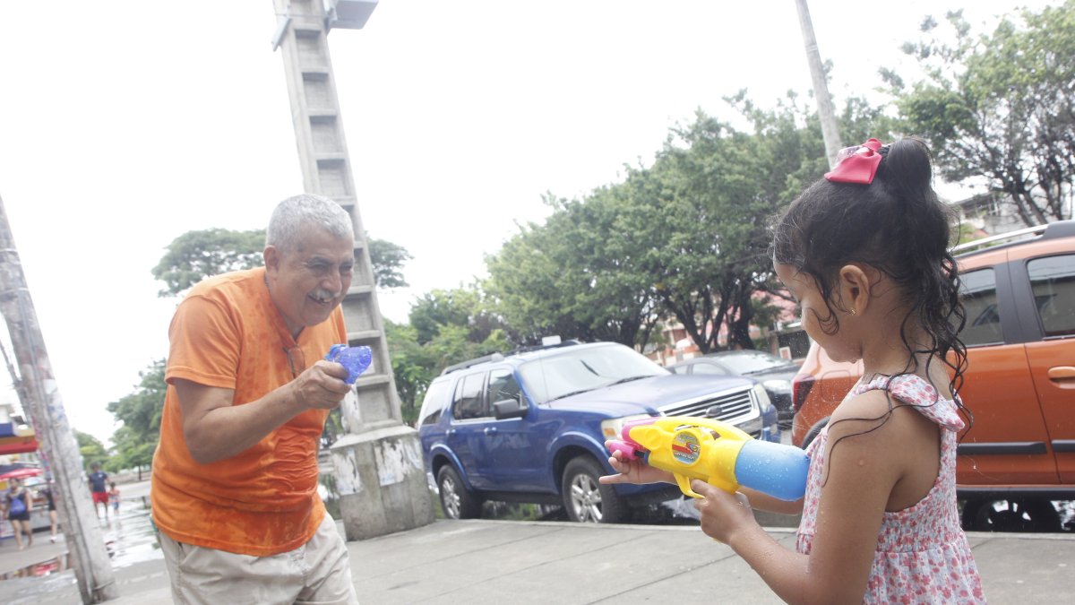 Ellos, como en su época, los hicieron, además, jugar con baldes y hasta con talco.