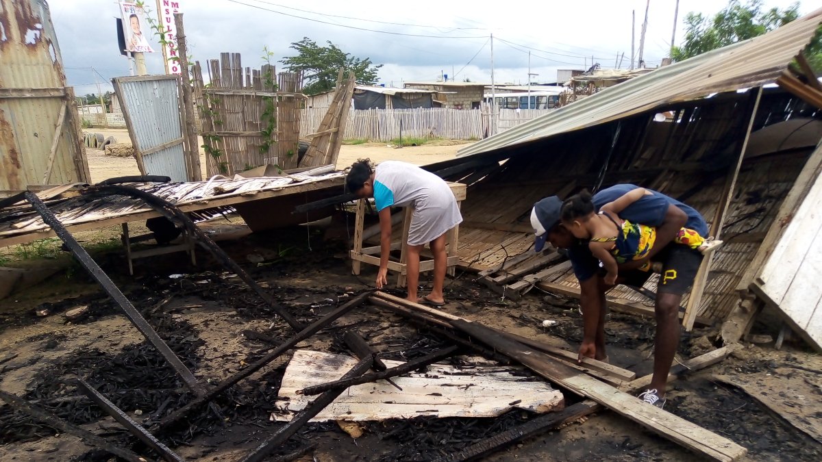 De la casa de caña, apenas quedaron los escombros
