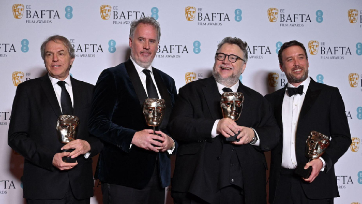 Guillermo del Toro (segundo a la derecha) Mark Gustafson, Gary Ungar y Alex Bulkley posan con sus galardones por Mejor Película de Animación.