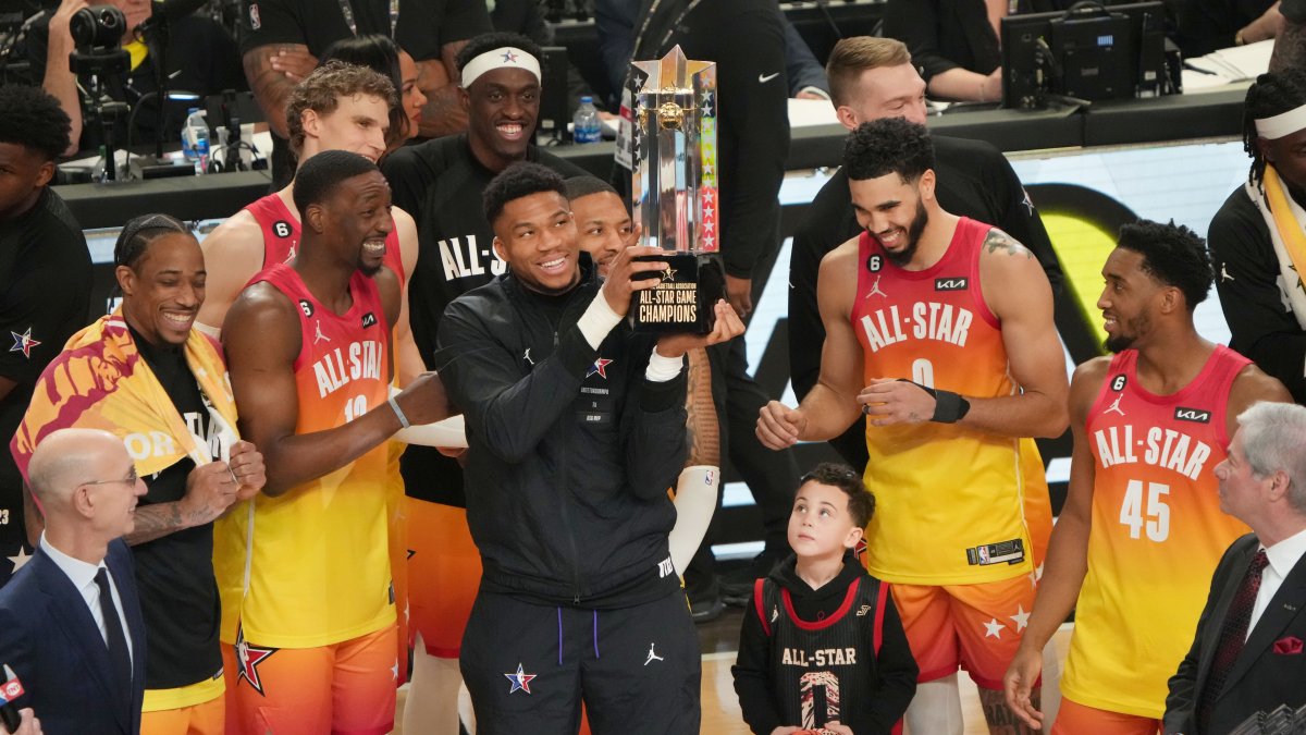 Giannis Antetokounmpo levanta el trofeo que ganó como capitán del equipo que tuvo a las estrellas de la Conferencia Este.