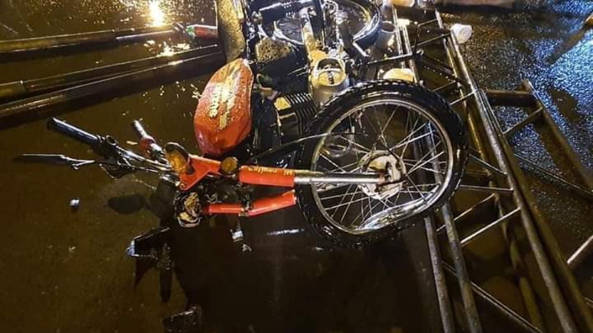 Siniestro. La moto quedó destruida tras el siniestro.