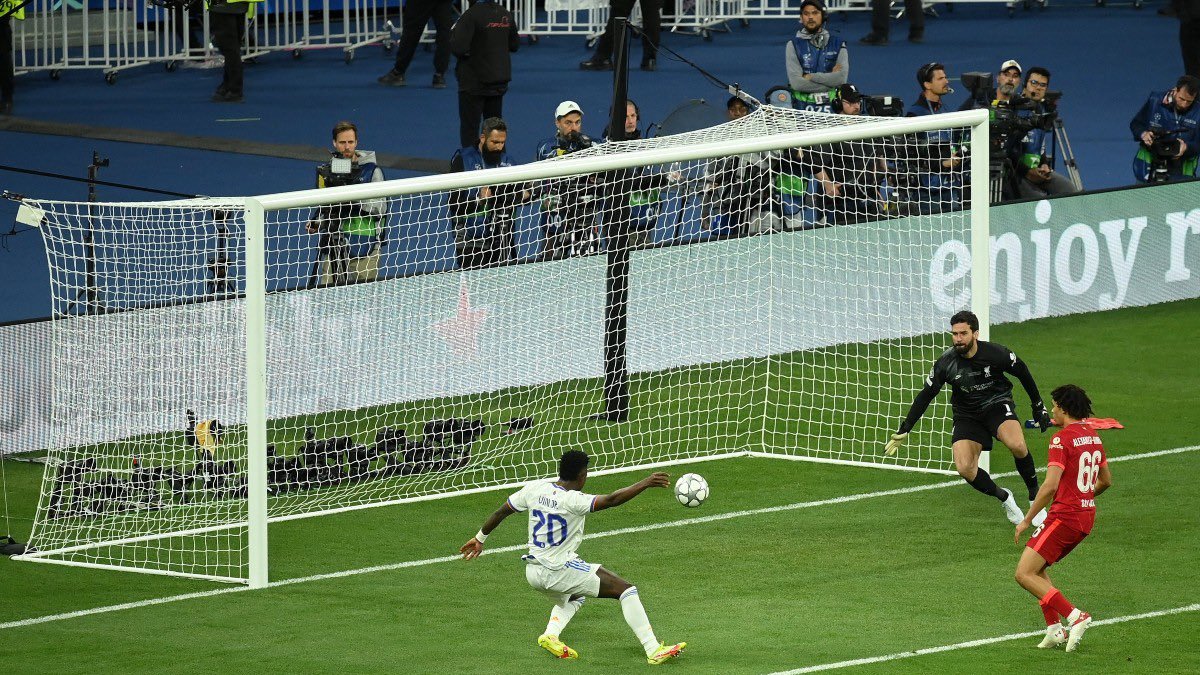 Vinicius (i), delantero del Real Madrid, anotó el gol de la victoria frente al Liverpool en la final de la Champions League de 2022.