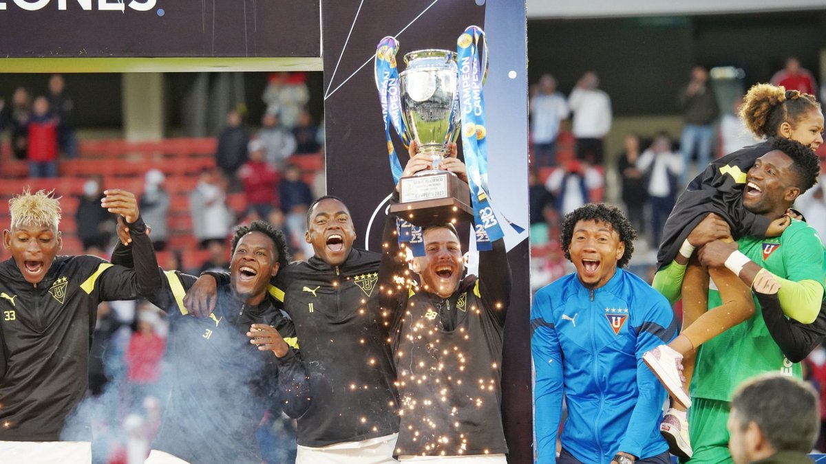 Ezequiel Piovi, volante de Liga de Quito, levanta el trofeo Copa de Campeones.