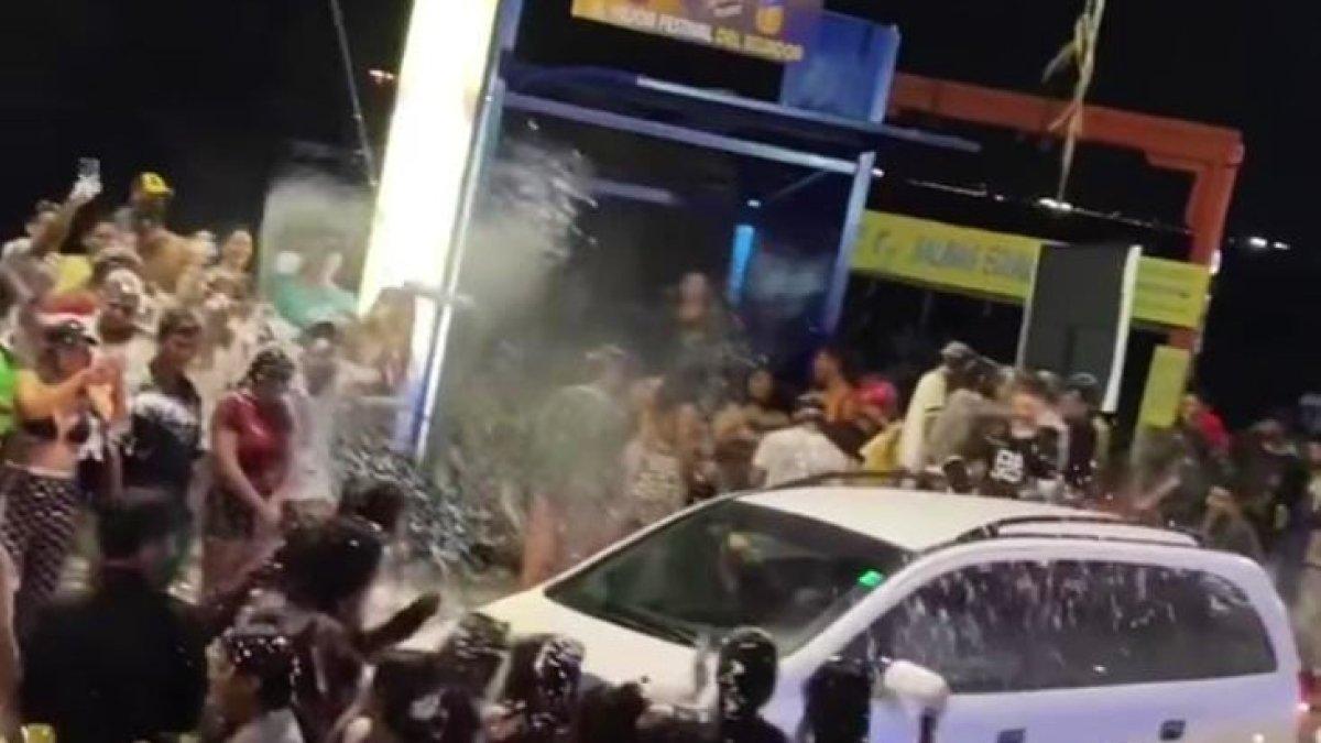 Crítica. Así quedaron los carros cada que pasaron por el tumulto de gente la madrugada de ayer en el malecón.