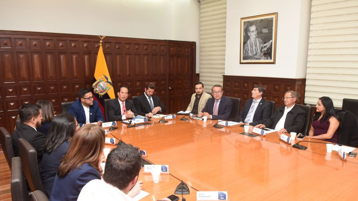 El 16 de febrero pasado, Henry Cucalón, flamante ministro de Gobierno, acudió a la Asamblea Nacional para reunirse con Virgilio Saquicela, presidente del Legislativo.