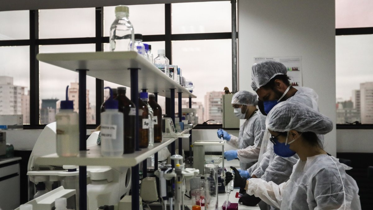 Düsseldorf. Varias personas trabajan en una investigación sobre el VIH.