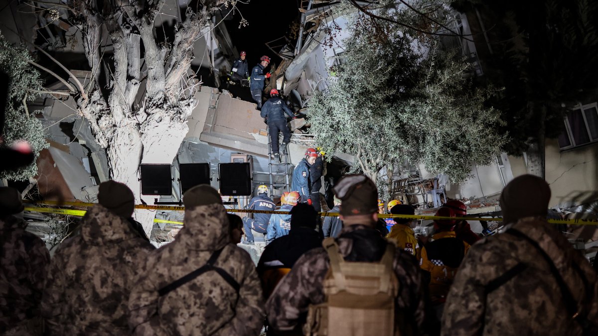 Hatay. Unidades de rescate arriban al sector donde cayó un edificio, tras el sismo de ayer en Turquía.