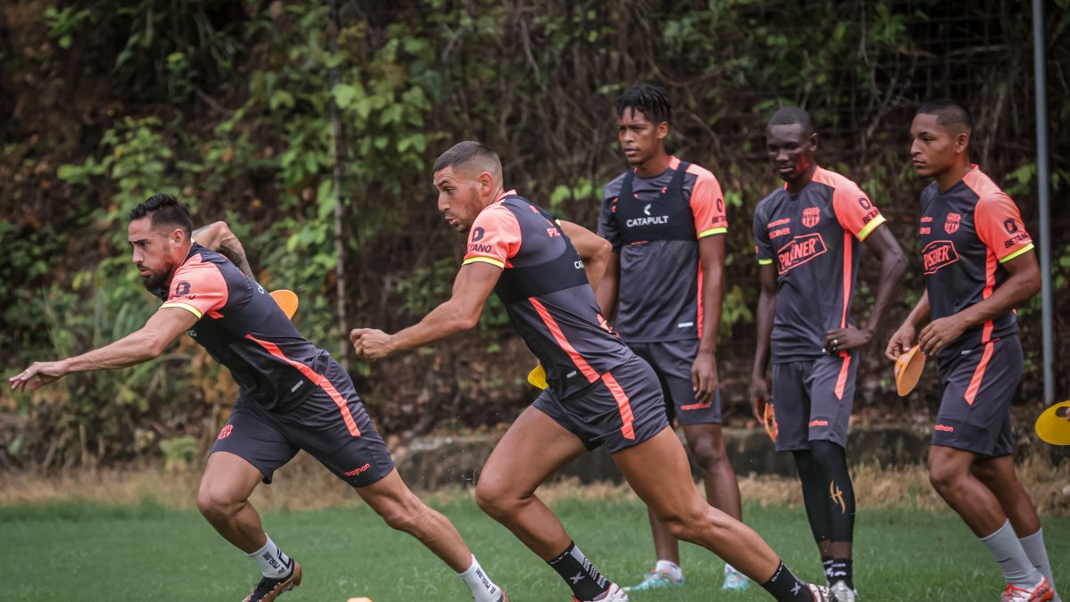 Los jugadores extranjeros Francisco Fydriszewski (i) y Bruno Piñatares quedaron listos en el equipo canario para viajar hasta Azogues, donde será el debut en LigaPro del equipo canario ante Gualaceo.