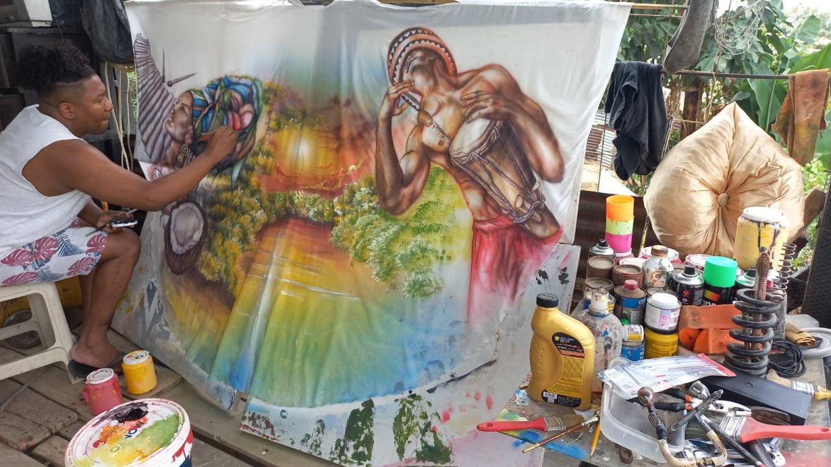 Esmeraldas. Uno de los momentos en los que pintan detalles de la capa.