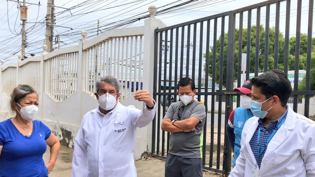 Visita. Luego de las denuncias ciudadanas sobre daños en hospitales, el ministro de Salud José Ruales realizó una visita a los hospitales.