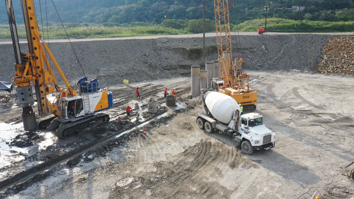 Contención. Instalación de una pantalla de protección que se ubica a 1.2 kilómetros de las obras de captación.