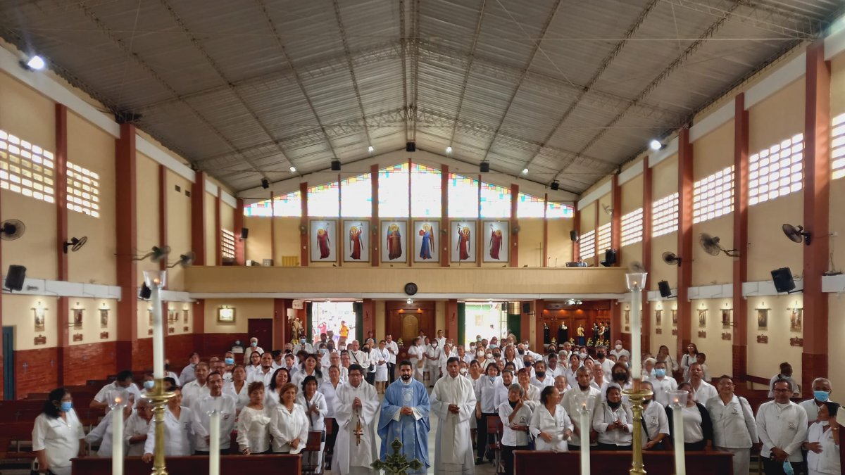 Los fieles de la iglesia Cristo Rey, participan de este evento.