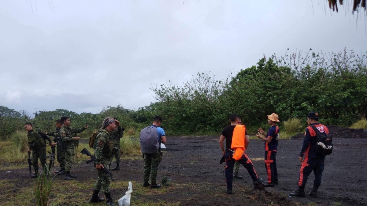 Una foto proporcionada por la Oficina de Protección contra Incendios (BFP) muestra a los bomberos en su camino a la búsqueda de un avión que se estrelló en las cercanías del volcán Mayon.