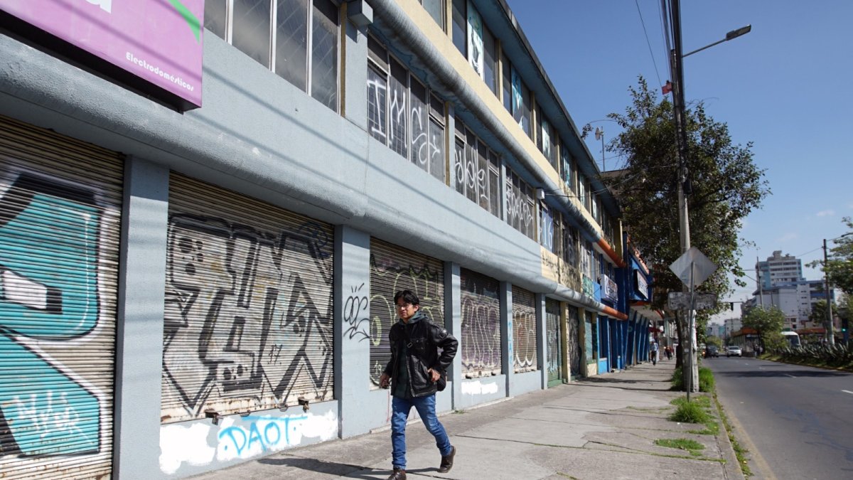 Situación. Locales desocupados y viviendas abandonadas se puede hallar en los alrededores de la avenida.
