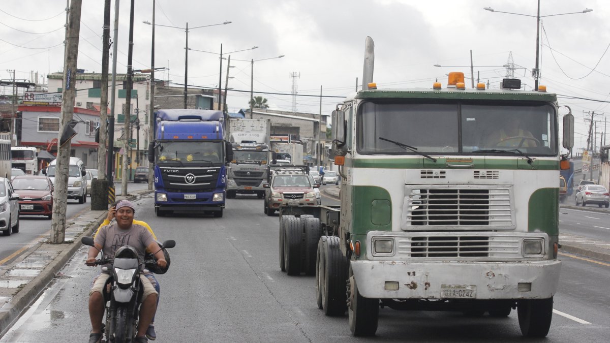 Escenario. Taxis, vehículos regulares y de carga pesada se mezclan en las avenidas congestionando el tránsito.
