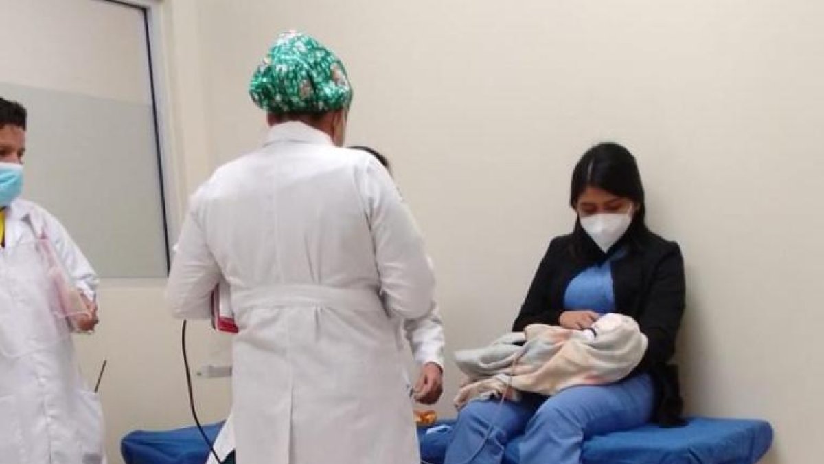 El infante fue llevado a un hospital para que reciba atención médica.