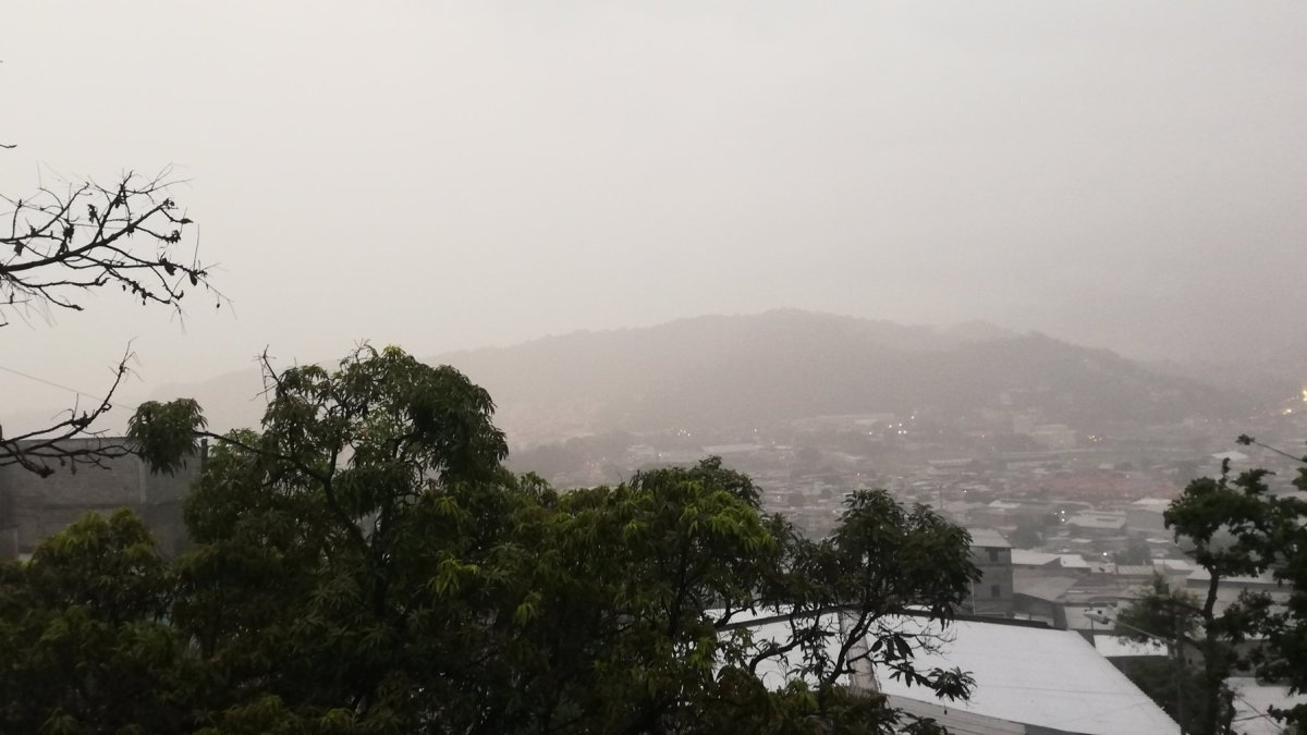 En algunos puntos de la ciudad, desde ayer se reporta neblina.