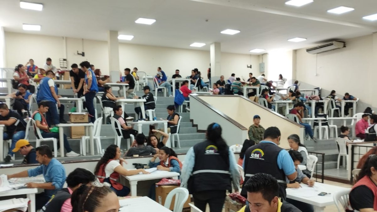 Funcionarios de, al menos, cinco delegaciones apoyan el recuento en Guayas para acelerar la conclusión del proceso.