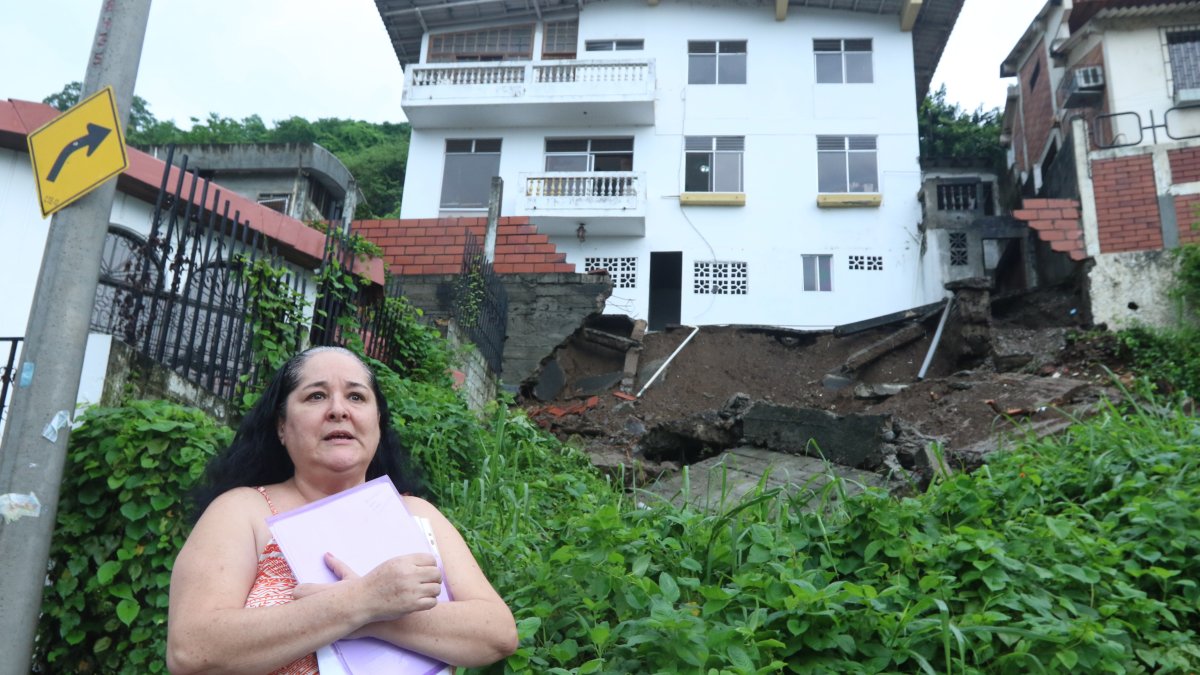 1. Vivienda. La casa quedó sin parte de su patio, tras la caída del muro en la ciudadela El Paraíso.